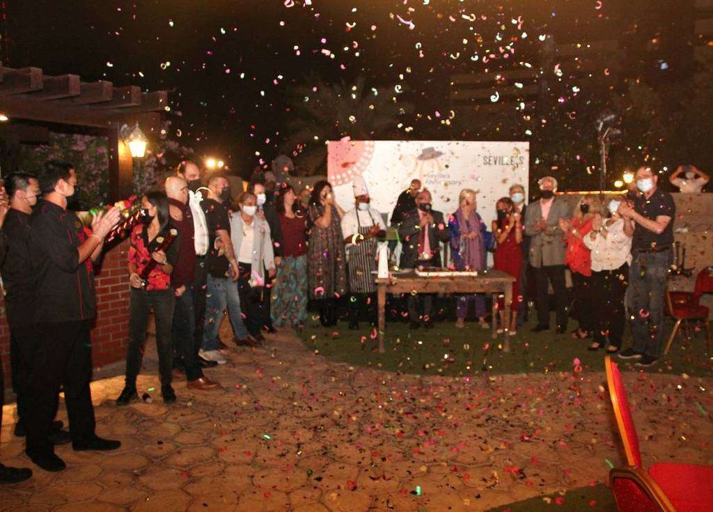 El gran momento del corte de la tarta del 20 aniversario del Seville's. (EL CORREO)