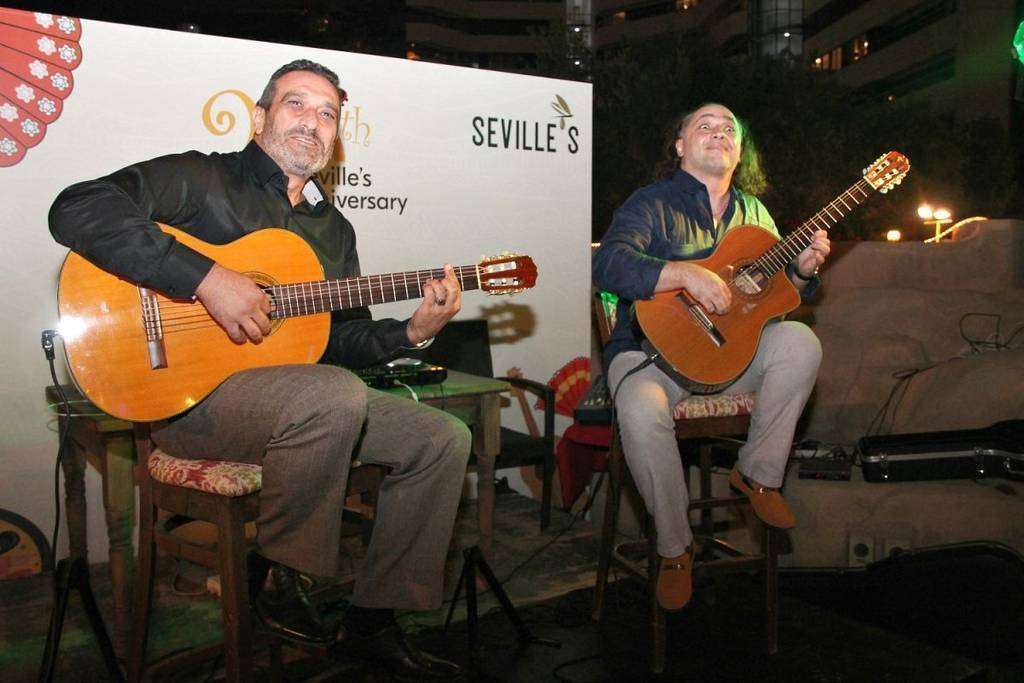 Los guitarristas Elshan y Vladimir Persan volvieron a dejar claro su arte sobre el escenario del Seville's. (EL CORREO)