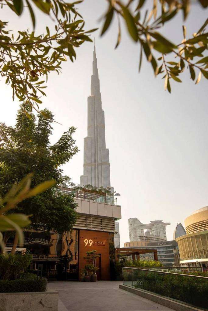 La entrada de 99 Sushi Bar con el Burj Khalifa de fondo. (Cedida)