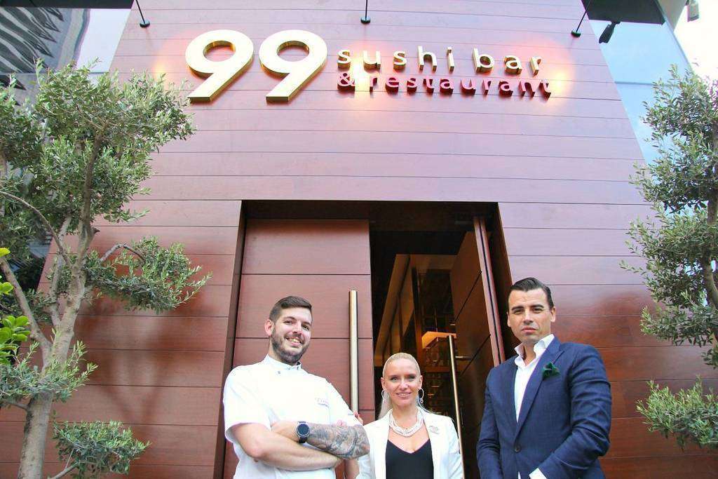De izquierda a derecha, Rubén Gerrero, chef ejecutivo; Anna Zheleznyak, manager general del restaurante; y Jaime Castañeda, director general de la empresa, ante la entrada principal de 99 Sushi Bar Dubai. (EL CORREO)