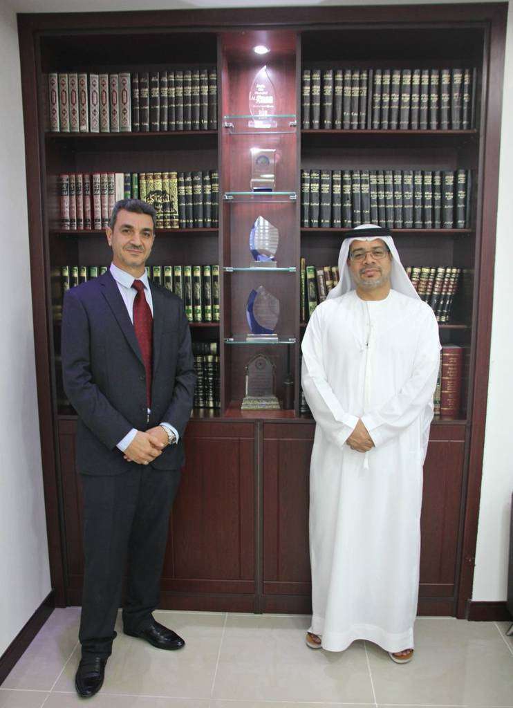 Mukhtar Al Gharib y Ahmad Al Rajjoub posan junto a los numerosos premios que ha recibido el bufete por casos de familia. / Mukhtar Al Gharib and Ahmad Al Rajjoub pose together with the numerous awards the firm has received for family cases. /	مختار غريب وأحمد الرجوب أثناء لقائهما مع جريدة بريد الخليج  (EL CORREO)
