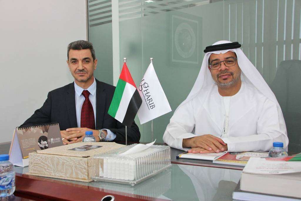 Mukhtar Al Gharib y Ahmad Al Rajjoub, durante la entrevista concedida a EL CORREO DEL GOLFO. / Mukhtar Al Gharib and Ahmad Al Rajjoub, during the interview given to EL CORREO DEL GOLFO. / مختار غريب وأحمد الرجوب أثناء لقائهما مع جريدة بريد الخليج (EL CORREO)