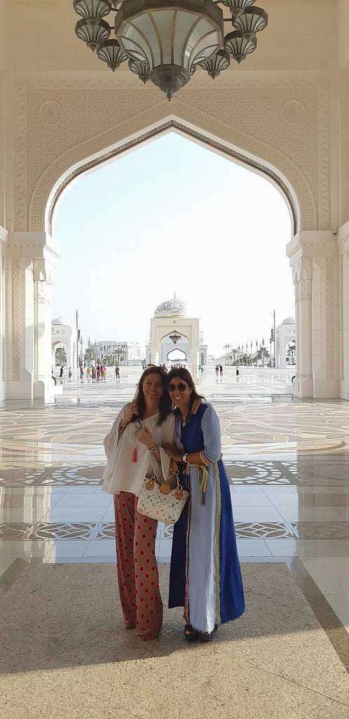 María Tello derecha-, junto a María Camacho en el Palacio Presidencial Qasr Al Watan en Abu Dhabi. (Cedida)