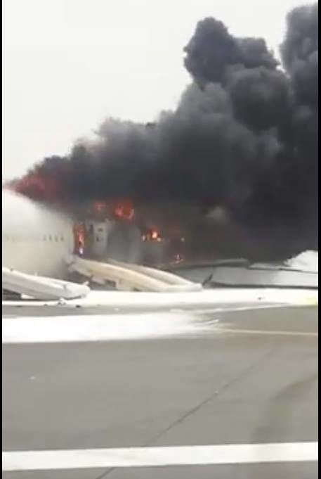 El avión siniestrado, envuelto en llamas sobre la pista del aeropuerto de Dubai. (Twitter)
