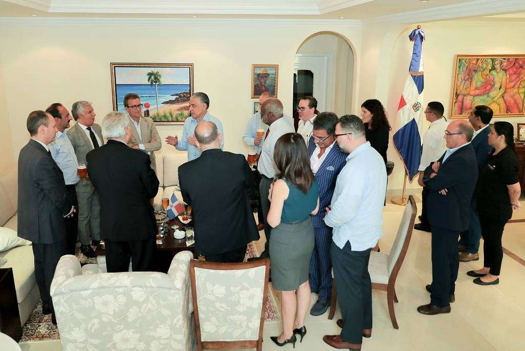 Los asistentes atienden a las palabras del embajador de la República Dominicana durante el acto. (EL CORREO)