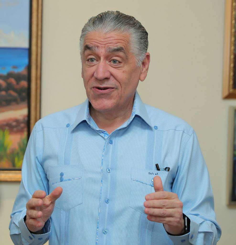 José Miguel Soto, embajador de la República Dominicana en Emiratos Árabes, durante las palabras que dirigió a los presentes con anterioridad al brindis por la fiesta de la Restauración. (EL CORREO)