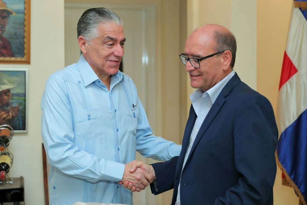 El embajador de la República Dominicana, José Miguel Soto -izquierda-, saluda en Abu Dhabi al director de EL CORREO DEL GOLFO, Rafael Unquiles. (Musthaq Thuyyadi Chek / EL CORREO) El embajador de la República Dominicana, José Miguel Soto, saluda al director de EL CORREO DEL GOLFO, Rafael Unquiles. (EL CORREO)