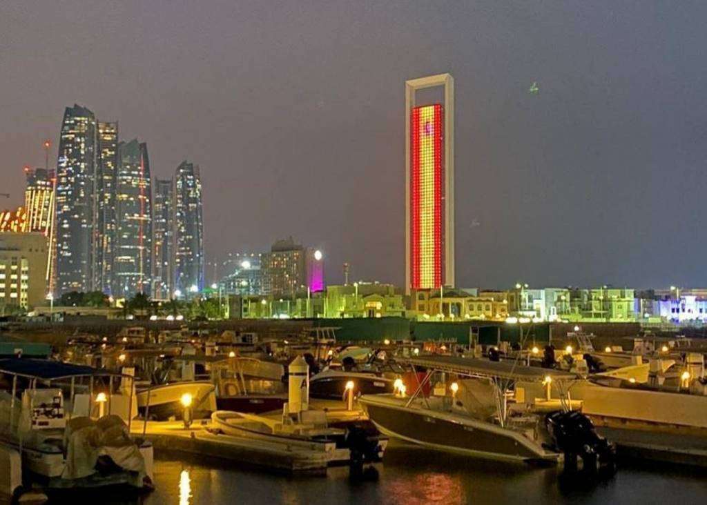 La ADNOC Tower en Abu Dhabi, con los colores de España. (Embajada de España) La ADNOC Tower en Abu Dhabi, con los colores de España. (Embajada de España)