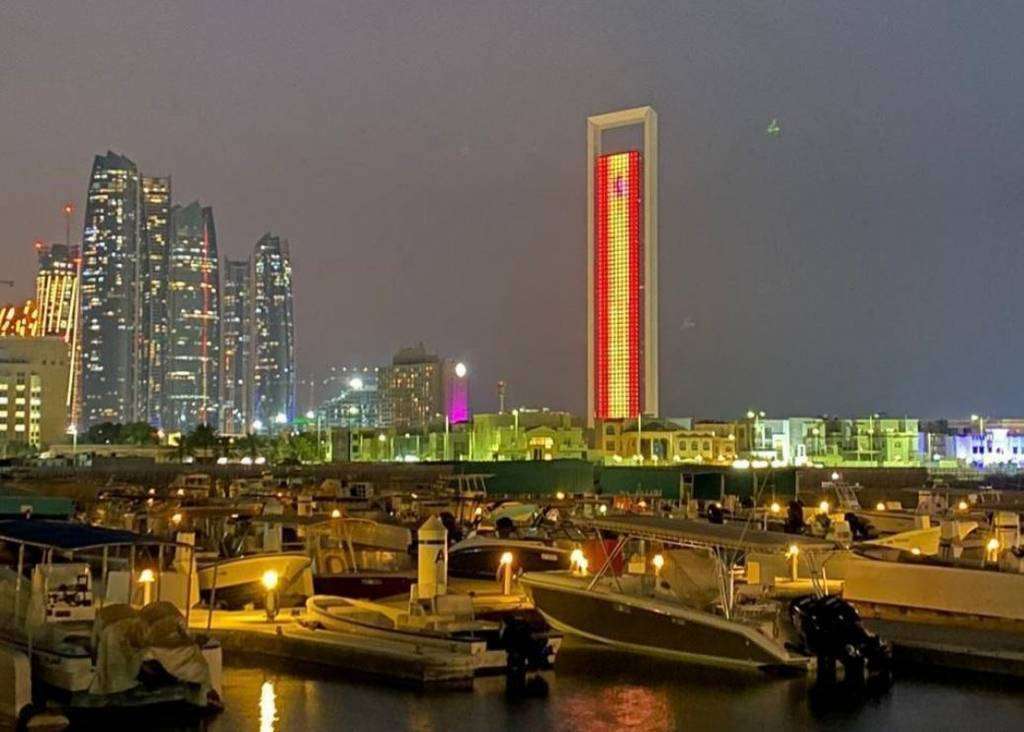 La ADNOC Tower en Abu Dhabi, con los colores de España. (Embajada de España)