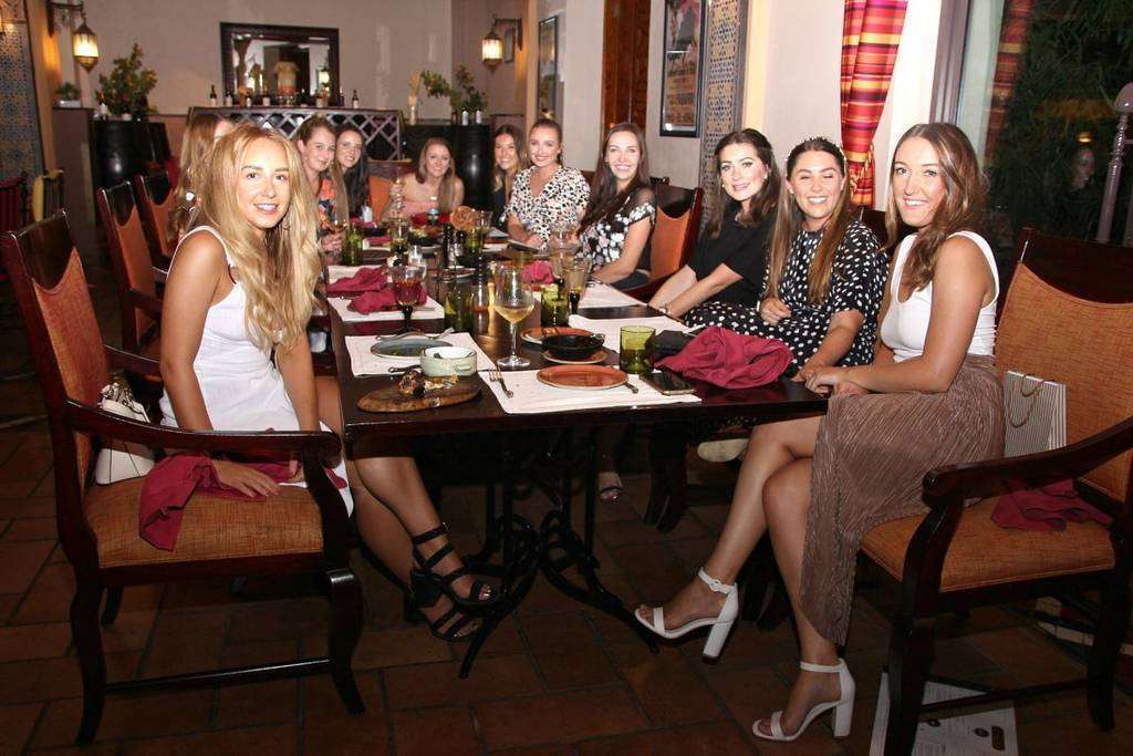 Un grupo de chicas en las celebradas 'Ladies Nights' de Alhambra en Dubai. (EL CORREO)