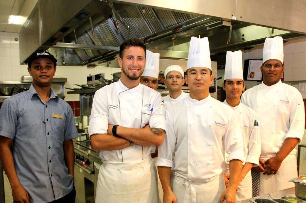El chef Santiago Barrera -segundo por la izquierda-, junto a su equipo en la cocina del restaurante Alhambra en Dubai. (EL CORREO)