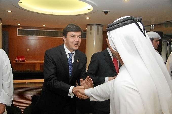 El embajador Roberto Vélez saluda a autoridades de Emiratos Árabes Unidos durante su etapa al frente de la delegación diplomática de su país en Abu Dhabi.