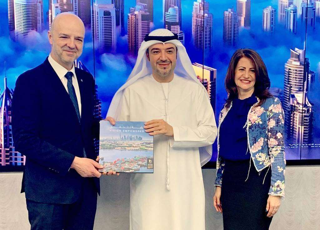 De izquierda a derecha, Antonio Carámbula, comisario del Pabellón de Uruguay en la Expo 2020;  Hassan Al Hashemi. vicepresidente de Relaciones Internacionales Dubai Chamber; y Bárbara El Dbeissy, agregada comercial y consular de Uruguay en Emiratos Árabes Unidos. (Cedida)