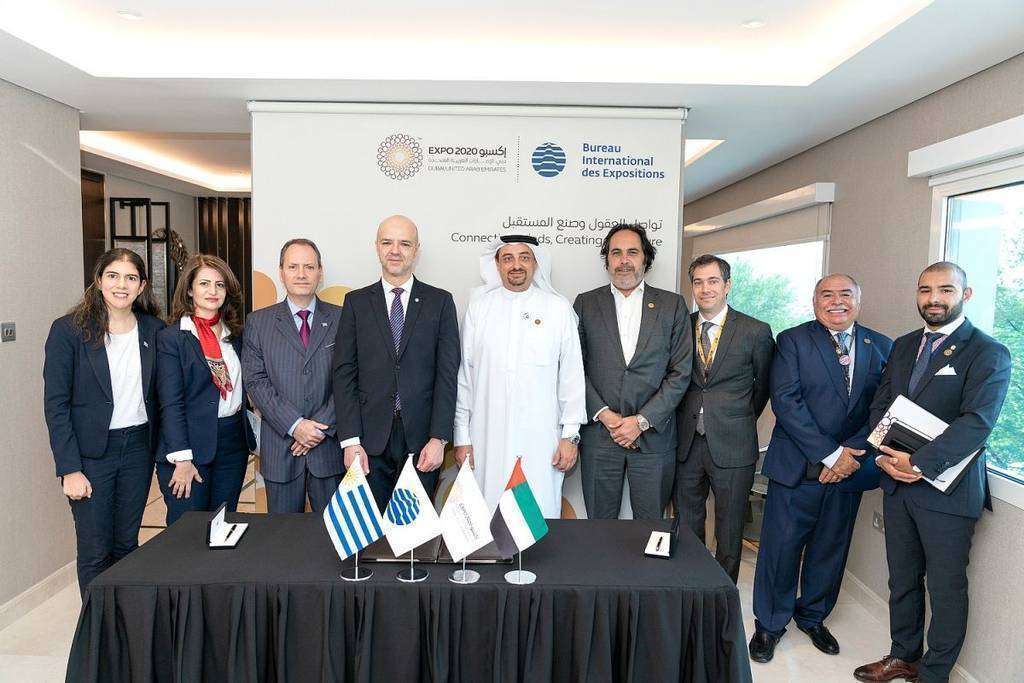 Foto de familia de los representantes de Uruguay y de Expo Dubai 2020 tras la firma del documento que sella la presencia uruguayo en la exposición universal. (Cedida)