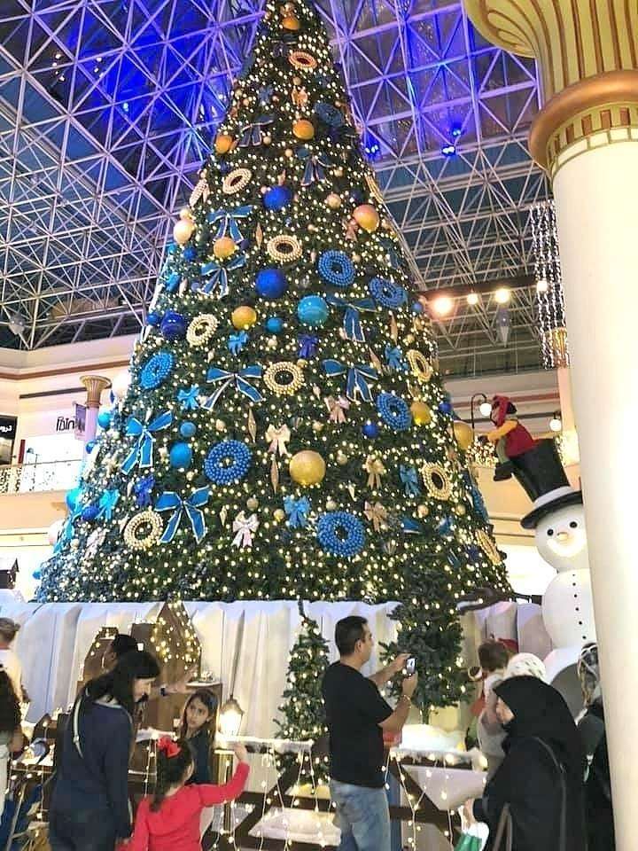 El enorme árbol de Navidad de Wafi Mall en Dubai. (EL CORREO)
