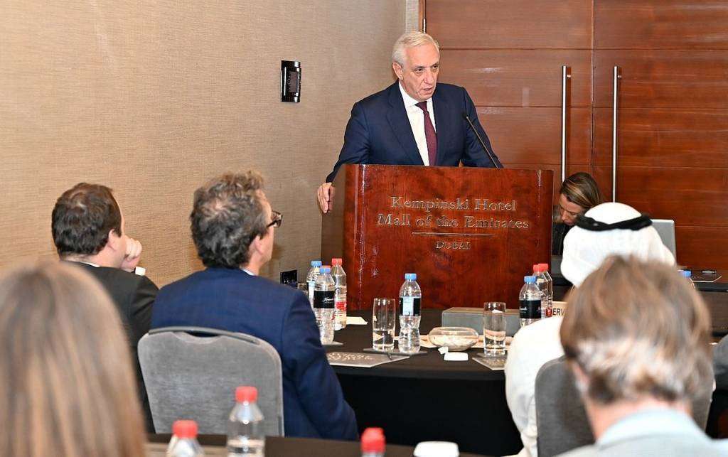 Ramón Areitio, vicepresidente de la Cámara de Comercio de España en Abu Dhabi, se dirige a los integrantes de la Asamblea. (EL CORREO) Ramón Areitio, vicepresidente de la Cámara de Comercio de España en Abu Dhabi, se dirige a los integrantes de la Asamblea. (EL CORREO)