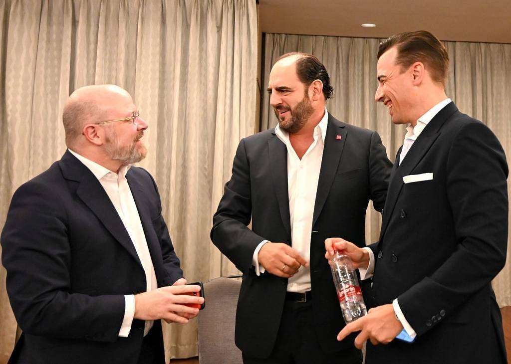 Arturo Manso, director general de Teka en Oriente Medio y Norte de África así como presidente de EL CORREO DEL GOLFO, conversa con integrantes del SBC durante la Asamblea General. (EL CORREO) Arturo Manso, director general de Teka en Oriente Medio y Norte de África así como presidente de EL CORREO DEL GOLFO, conversa con integrantes del SBC durante la Asamblea General. (EL CORREO)