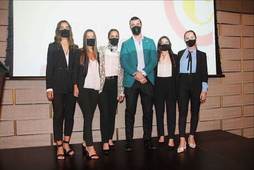 Guillermo Cobelo, con las becarias de la oficina del ICEX en Dubai. (EL CORREO) Guillermo Cobelo, con las becarias de la oficina del ICEX en Dubai. (EL CORREO)