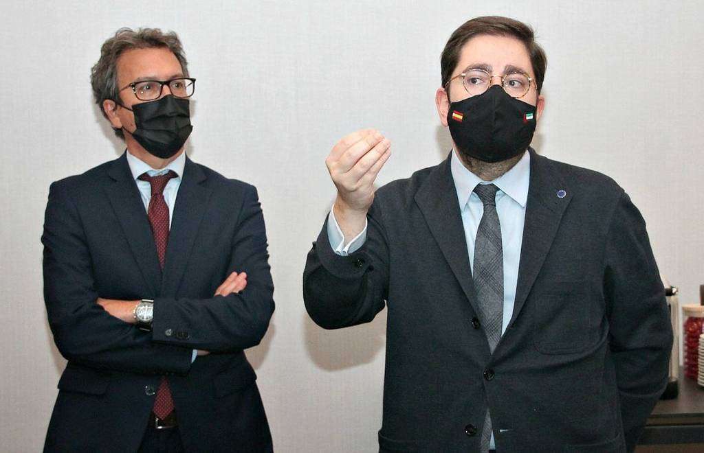 Manuel Muñiz, secretario de Estado de España Global, interviene ante los profesores en presencia de Antonio Álvarez Barthe, embajador de España en Emiratos Árabes. (EL CORREO) Manuel Muñiz, secretario de Estado de España Global, interviene ante los profesores en presencia de Antonio Álvarez Barthe, embajador de España en Emiratos Árabes. (EL CORREO)