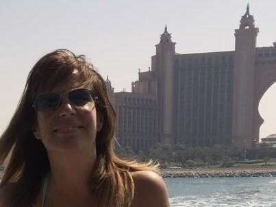 Asunta López, en Dubai con el fondo del hotel Atlantis, situado en La Palmera. (Cedida) Asunta López, en Dubai con el fondo del hotel Atlantis, situado en La Palmera. (Cedida)