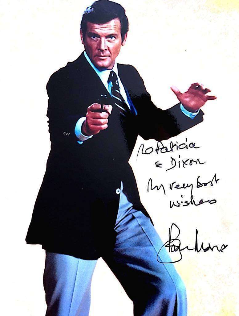 Autógrafo dedicado por Roger Moore a Patricia Mogollón y Dixon Moya.