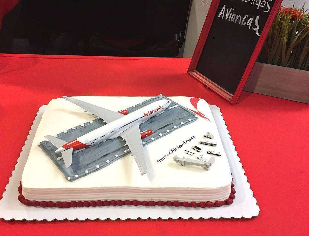 Tarta con la que se celebró la llegada del primer vuelo de la aerolínea colombiana Avianca a Chicago. (Cedida)