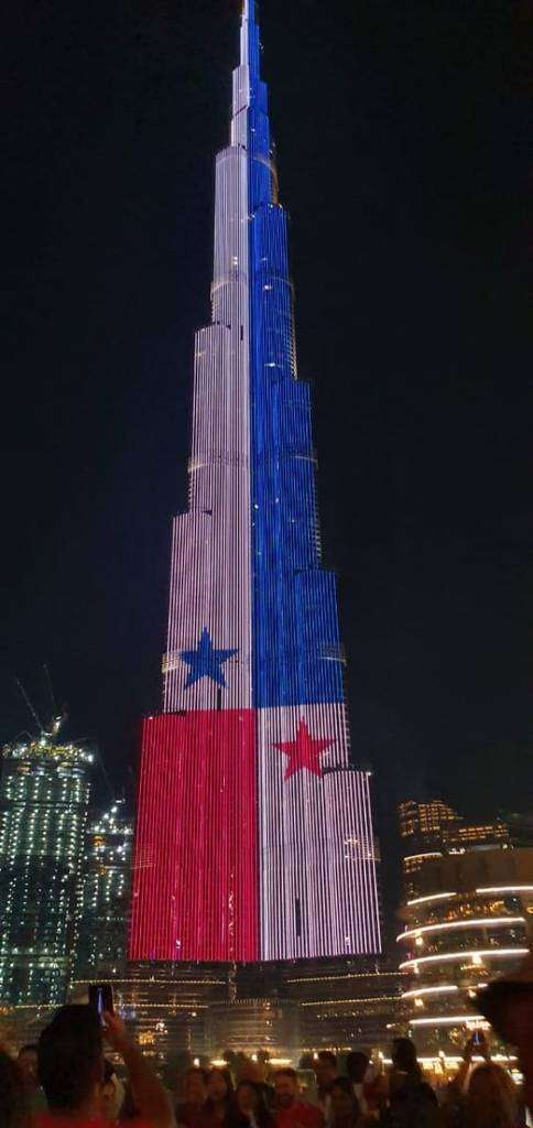 El Burj Khalifa, edificio más alto del planeta, exhibió este domingo los colores de la bandera de Panamá. (Cedida)