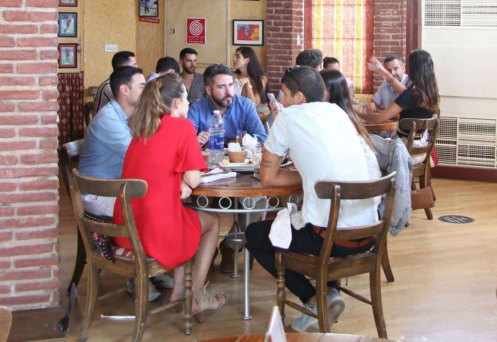 Los comensales disfrutaron de un ambiente entreñable en el Seville's. (EL CORREO)