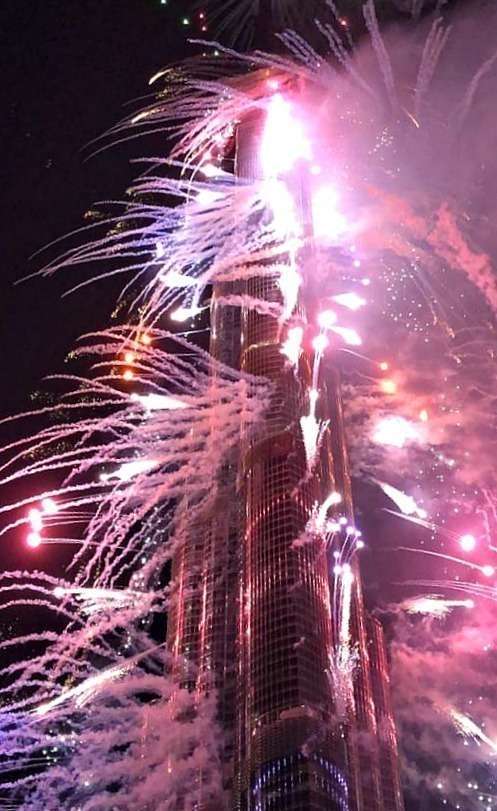 Espectacular primer plano de los fuegos artificiales en el Burj Khalifa. (Stuart Swindell Campoy)) Espectacular primer plano de los fuegos artificiales en el Burj Khalifa. (EL CORREO)