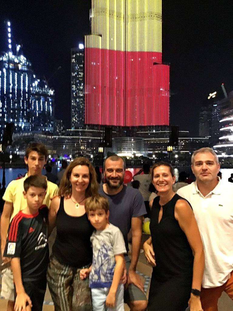 Un grupo de españoles, a los pies del Burj Khalifa iluminado con la bandera de España. (EL CORREO) Un grupo de españoles, a los pies del Burj Khalifa iluminado con la bandera de España. (EL CORREO)