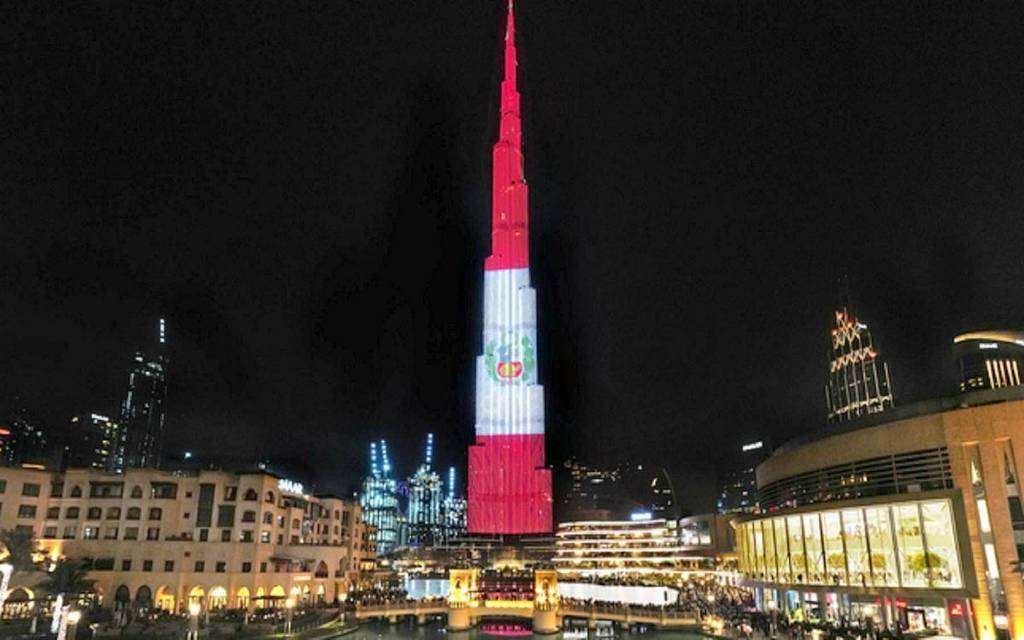El Burj Khalifa, iluminado con los colores de la bandera de Perú en el 28 de julio de 2019. (EL CORREO)
