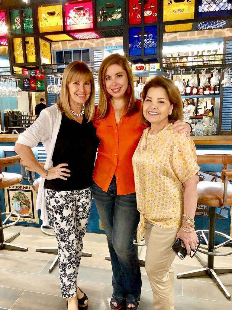 Vanesa -en el centro- junto a Ana María y Edwina. (Cedida)