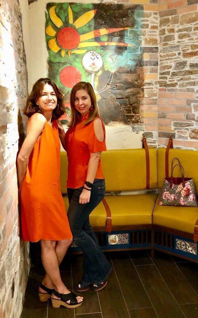 Vanesa Pérez Garvi -derecha- con la oftálmologa española Luisa Sastre. (Cedida)