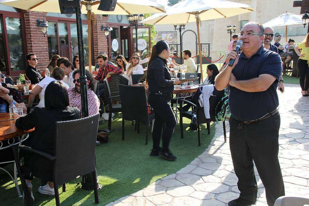Mariano Andrés se dirige a los comensales durante la IV Calçotada del Seville's. (EL CORREO)