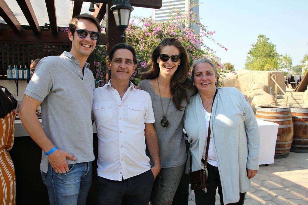 De izquierda a derecha, Estebán Galán, Raúl Simón, Raquel Monja y Elisa Labori, durante la celebración de a IV Calçotada del Seville's. (EL CORREO)