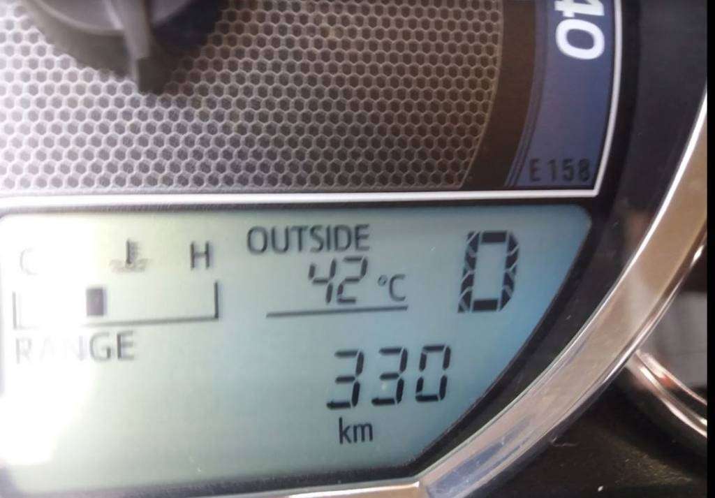 42 grados en el termómetro del coche este viernes entre Abu Dhabi y Dubai. (EL CORREO)