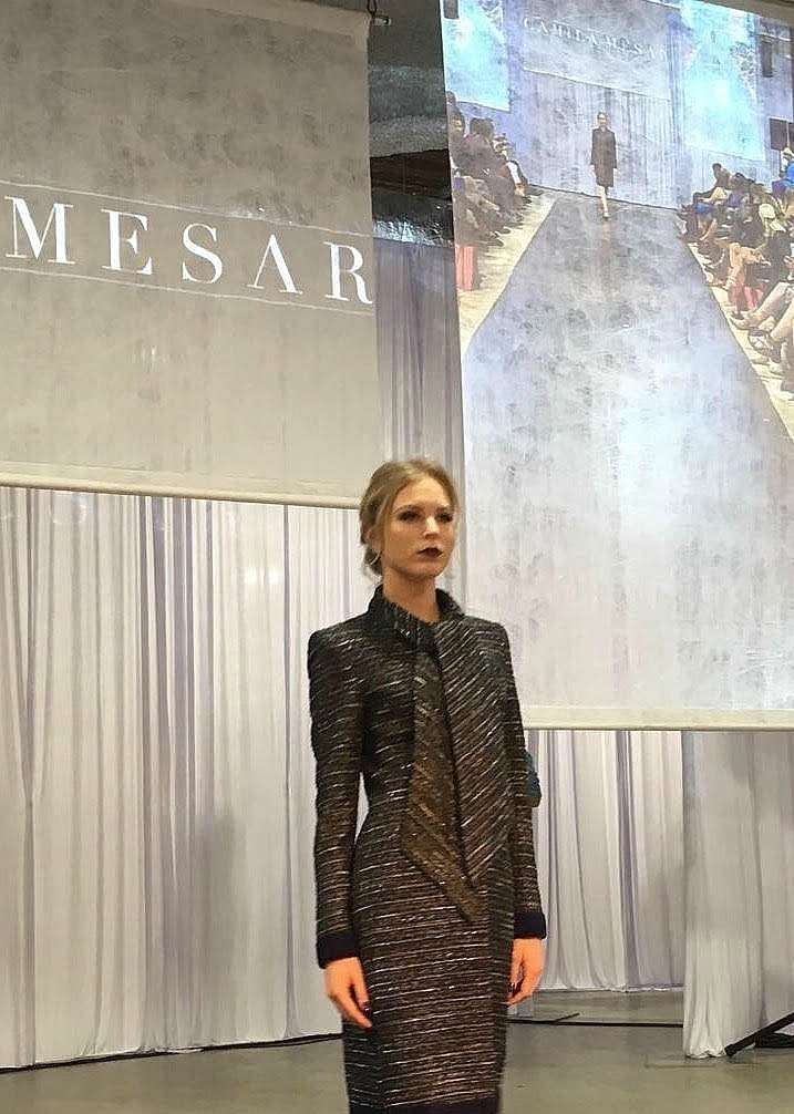 Desfile de modelos de la diseñadora colombiana Camila Mesar en Chicago.