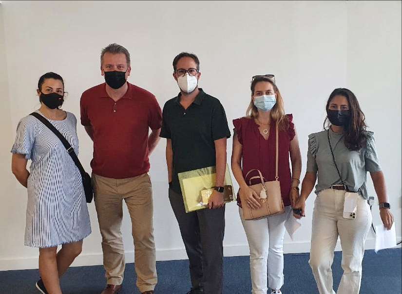 Mark Lee, director general de Media One Hotel & Tower -segundo por la izquierda-, junto con cuatro miembros de la comunidad española justo antes de recibir la segunda vacuna el miércoles por la tarde. (Cedida) Mark Lee, director general de Media One Hotel & Tower -segundo por la izquierda-, junto con cuatro miembros de la comunidad española justo antes de recibir la segunda vacuna el miércoles por la tarde. (Cedida)