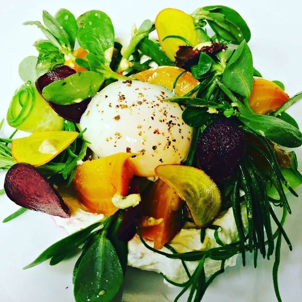 Espectacular presentación de la ensalada de remolacha asada servida por Carlos Gaytán en el restaurante Mexique de Chicago. (Cedida) Platillo servido por Carlos Gaytán en el restaurante Mexique de Chicago. (Cedida)