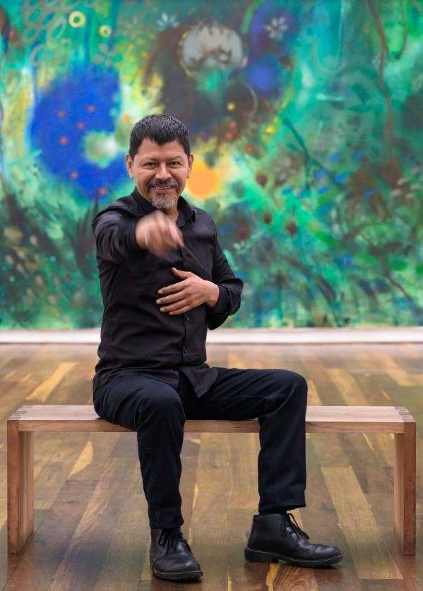 Carlos Jacanamijoy ante una de sus admiradas obras en su estudio de Bogotá. (EL CORREO)