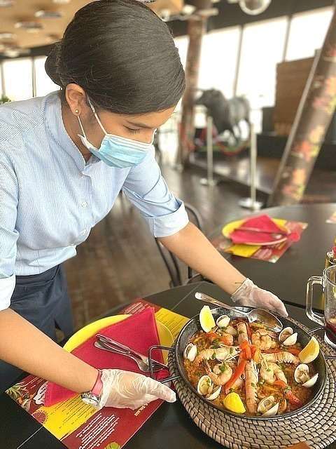 Estefanía presenta este viernes una espectacular paella en el Casa de Tapas. (EL CORREO)