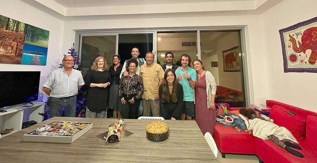 Comensales que disfrutaron en los postres de la cena de Nochebuena en Ras Al Khaimah de los dulces de Navidad de la Flor de Rute. En el sofá, profundamente dormida, la gran Lucía. (EL CORREO)