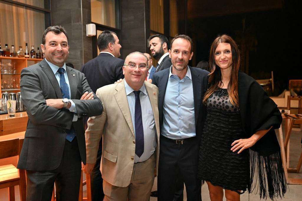 Erik Rovina -primero por la izquierda-, junto a Mariano Andrés -a su lado-  y a la agregada comercial de España en Emiratos Árabes, Julieta Casanova, entre otros. (EL CORREO) 