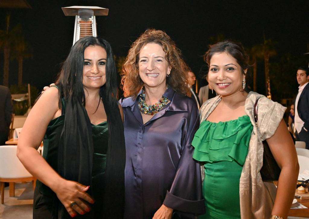 De izquierda a derecha, la doctora Salam K. Bolívar, esposa de Arturo Manso, presidente de EL CORREO y director general de Teka en MENA; la artista española María José Rodríguez, esposa del embajador de España; y Tanushree Jain, de Técnicas Reunidas y esposa del cónsul de España. (EL CORREO)
