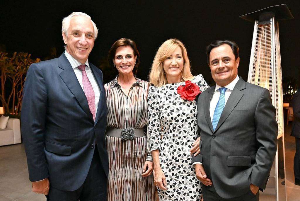 Ramón Areitio y su esposa -a la izquierda- junto a la  a la pintora española Paloma Redecilla y acompañante. (EL CORREO)