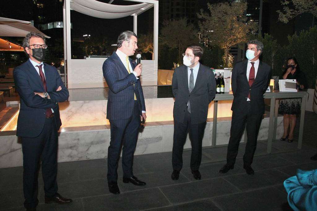 Guillermo Cobelo se dirige al secretario de Estado de España Global durante su intervención. (EL CORREO)