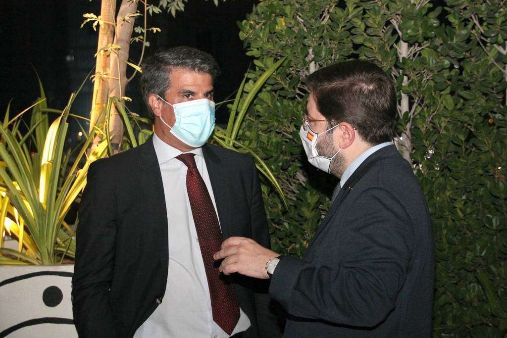 El secretario de Estado de España Global -derecha- conversa con el consejero económico y comercial de España en Emiratos Árabes, Andrés Salinero. (EL CORREO)