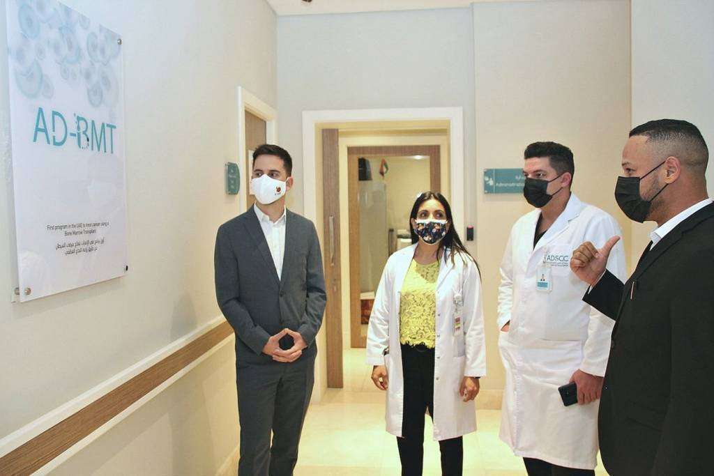 De izquierda a derecha, el diplomático Jaime Iglesias, la doctora Gina Torres y los doctores Yandy Castillo y Yendry Ventura, ante el cartel del transplante de médula ósea. (EL CORREO). (EL CORREO)