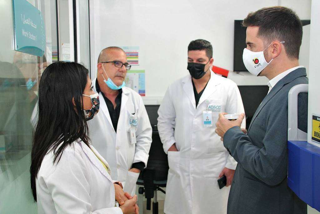 De izquierda a derecha, la doctora Gina Torres y los doctores Antonio Bencomo y Yandy Castillo conversan con el diplomático español Jaime Iglesias. (EL CORREO)