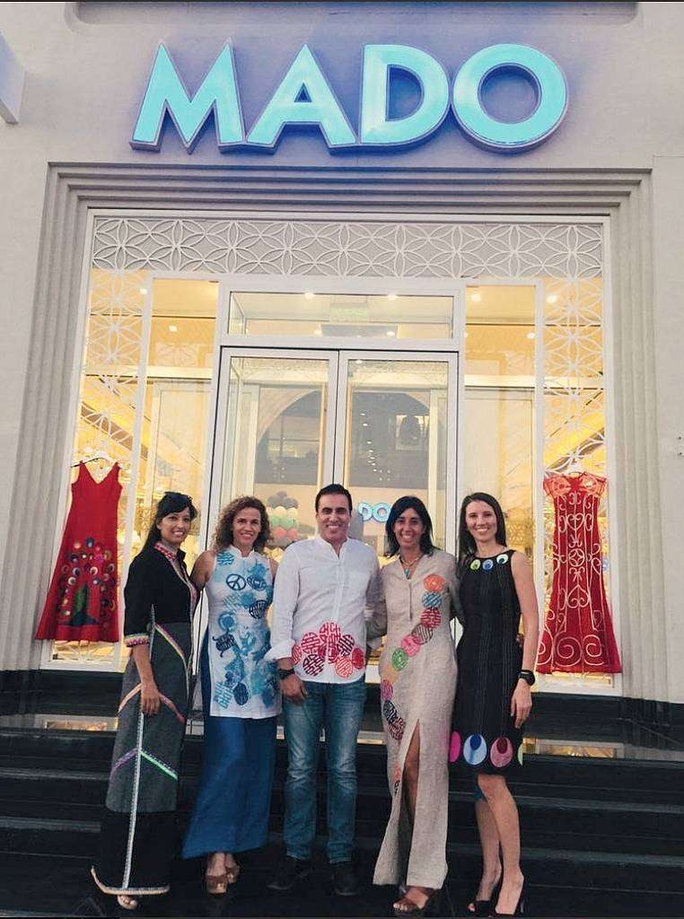 Laura Fontán, segunda por la izquierda, junto al propietario del restaurante Mado de Dubai y varias españolas y seguidoras de Chula. (Cedida)